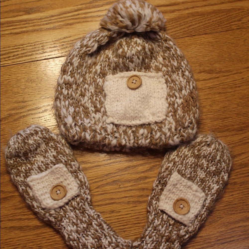 Kids hat with matching gloves
